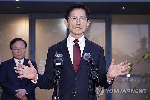'단일화 담판' 결렬 뒤 브리핑하는 김문수 후보(서울=연합뉴스) 황광모 기자 = 국민의힘 김문수 대선 후보가 7일 서울 종로구의 한 식당에서 무소속 한덕수 대선 예비후보와 후보 단일화 관련 회동을 마친 뒤 브리핑을 하고 있다.  2025.5.7 [공동취재] hkmpooh@yna.co.kr