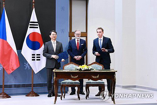 한ㆍ체코 원전산업 협력 약정 체결(서울=연합뉴스) 안덕근 산업통상자원부 장관이 7일 프라하 체코 총리실에서 페트르 피알라 체코 총리를 비롯한 한국과 체코 정부 대표단이 참석한 가운데 열린 한ㆍ체코 원전산업 협력 약정(Arrangement) 체결식에서 약정서에 서명한 뒤 기념 촬영하고 있다. 2025.5.7      [산업통상자원부 제공. 재판매 및 DB 금지] hkmpooh@yna.co.kr