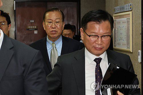 국민의힘, '단일화 로드맵' 후보들에게 제안(서울=연합뉴스) 김주성 기자 = 국민의힘 권영세 비상대책위원장과 이양수 중앙당선관위원장이 7일 서울 여의도 국회에서 의원총회에 이어 열린 비상대책위원회의와 선거관리위원회의를 마친 뒤 나오고 있다.      국민의힘 지도부는 하루 뒤인 8일 TV 토론을 거쳐 여론조사를 진행하자는 '단일화 로드맵'을 후보들에게 제안할 예정이다. 2025.5.7 utzza@yna.co.kr