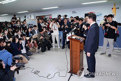 선거 캠프 사무실서 긴급 기자회견 연 김문수 후보(서울=연합뉴스) 신현우 기자 = 국민의힘 김문수 대선 후보가 8일 서울 여의도 대하빌딩에 마련한 선거 캠프 사무실에서 긴급 기자회견을 열고 후보 단일화에 관한 입장을 밝히고 있다. 2025.5.8 nowwego@yna.co.kr