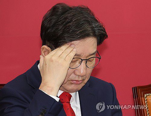 머리아픈 국민의힘 권성동 원내대표(서울=연합뉴스) 박동주 기자 = 국민의힘 권성동 원내대표가 8일 국회에서 열린 비상대책위원회의에서 머리를 만지고 있다. 2025.5.8 pdj6635@yna.co.kr