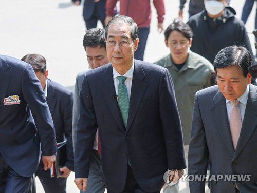 구미 박정희 생가 찾은 한덕수(구미=연합뉴스) 윤관식 기자 = 무소속 한덕수 대선 예비후보(가운데)가 8일 경북 구미시 박정희 전 대통령 생가를 방문하고 있다. 2025.5.8 psik@yna.co.kr