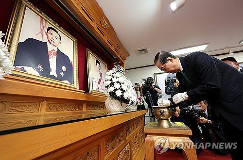 박정희 전 대통령 생가 찾은 한덕수(구미=연합뉴스) 윤관식 기자 = 무소속 한덕수 대선 예비후보가 8일 경북 구미시 박정희 전 대통령 생가를 찾아 분향하고 있다. 2025.5.8 psik@yna.co.kr