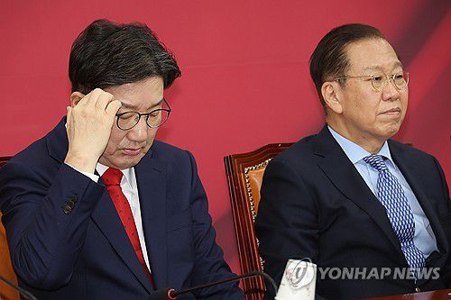 머리아픈 국민의힘 권성동 원내대표(서울=연합뉴스) 박동주 기자 = 국민의힘 권성동 원내대표가 8일 국회에서 열린 비상대책위원회의에서 머리를 만지고 있다. 2025.5.8 pdj6635@yna.co.kr