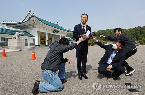 탈당 선언하는 김상욱 의원(서울=연합뉴스) 김도훈 기자 = 12·3 비상계엄 및 윤석열 전 대통령 탄핵과 관련해 당내에서 탈당 압박을 받아온 김상욱 의원이 8일 서울 동작구 현충원에서 참배 후 탈당 입장을 밝히고 있다. 2025.5.8 superdoo82@yna.co.kr