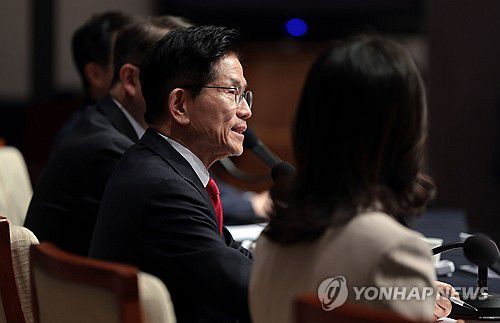 질문에 답하는 김문수 대선 후보(서울=연합뉴스) 김인철 기자 = 국민의힘 김문수 대선 후보가 8일 서울 중구 한국프레스센터에서 열린 관훈클럽 토론회에서 패널의 질문에 답하고 있다. 2025.5.8 yatoya@yna.co.kr