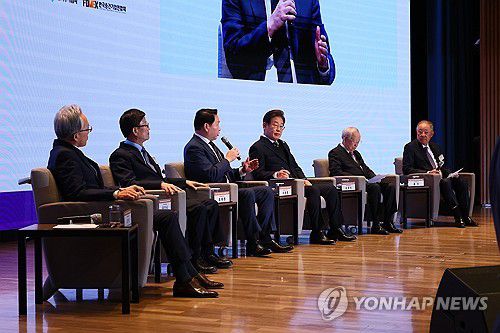 정책 제언하는 최태원 대한상의 회장(서울=연합뉴스) 최태원 대한상의 회장이 8일 서울 중구 대한상공회의소에서 열린 이재명 더불어민주당 대선후보 초청 경제5단체장 간담회에서 정책 제언을 하고 있다. 2025.5.8 [국회사진기자단] photo@yna.co.kr