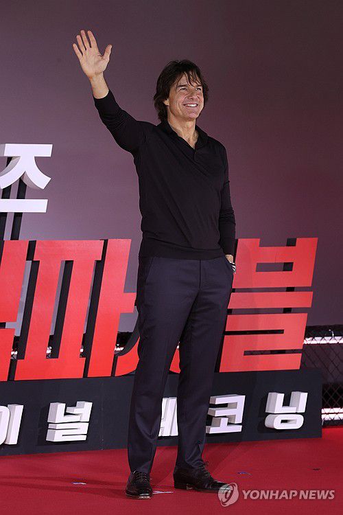 손인사하는 톰 크루즈(서울=연합뉴스) 강민지 기자 = 할리우드 배우 톰 크루즈가 8일 서울 송파구 롯데시네마 월드타워에서 열린 영화 '미션 임파서블: 파이널 레코닝' 기자간담회에서 포즈를 취하고 있다. 2025.5.8 mjkang@yna.co.kr