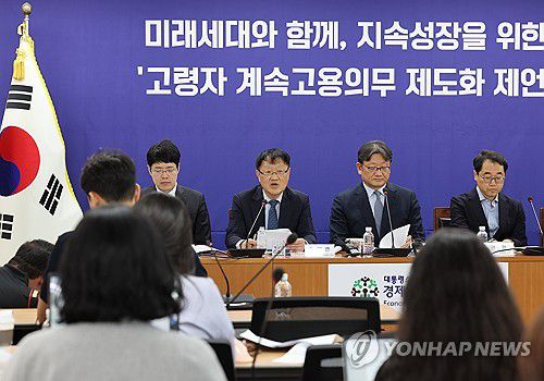 정년 연장 문제 '절충안'(서울=연합뉴스) 서명곤 기자 = 8일 서울 종로구 대통령 직속 경제사회노동위원회(경사노위)에서 열린 '고령자 계속고용의무 제도화 공익위원 제언' 브리핑에서  이영면 인구구조 변화 대응 계속고용위원회 위원장이 발언을 하고 있다. 경사노위는  기업에 고용 의무를 부과해 법정 정년을 현행 60세에서 65세로 올리자는 노동계의 요구를 일부 수용하면서도, 노사 협의로 근로 시간과 직무를 조정할 수 있도록 해 기업 요구도 들어준 절충안을 내놓았다. 2025.5.8 seephoto@yna.co.kr