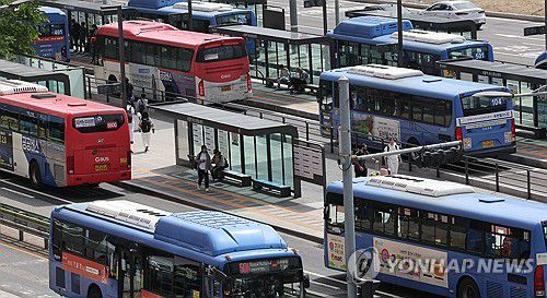 버스노조, 교섭 결렬 시 동시파업(서울=연합뉴스) 이진욱 기자 = 한국노총 전국자동차노조연맹은 8일 전국 대표자회의를 열고 서울, 부산, 인천, 경기 등 22개 지역 전국자동차노동조합연맹 산하 시내버스 노조가 노사교섭 결렬 시 오는 28일 동시 총파업을 예고했다. 사진은 8일 서울역 앞 버스환승센터 정류장 버스 모습. 2025.5.8 cityboy@yna.co.kr