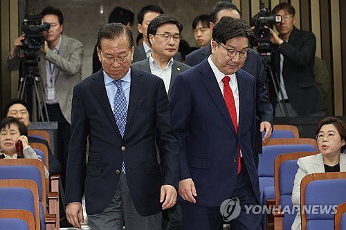 의총 참석하는 권영세-권성동(서울=연합뉴스) 박동주 기자 = 국민의힘 권영세 비상대책위원장과 권성동 원내대표가 8일 서울 여의도 국회에서 열린 의원총회에 참석하고 있다. 2025.5.8 pdj6635@yna.co.kr