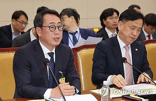 SK텔레콤 유심 해킹 사건 청문회(서울=연합뉴스) 박동주 기자 = 8일 국회 과학기술정보방송통신위원회 전체회의에서 열린 SK텔레콤 유심 해킹 사건 청문회에서 유영상 SK텔레콤 대표이사가 의원 질의에 답하고 있다. 2025.5.8 pdj6635@yna.co.kr