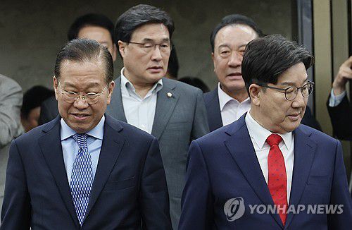 의총 참석하는 권영세-권성동(서울=연합뉴스) 박동주 기자 = 국민의힘 권영세 비상대책위원장과 권성동 원내대표가 8일 서울 여의도 국회에서 열린 의원총회에 참석하고 있다. 2025.5.8 pdj6635@yna.co.kr
