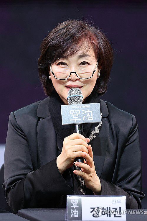 인사말 하는 안무가 정혜진(서울=연합뉴스) 진연수 기자 =  안무가 정혜진이 8일 오후 서울 중구 국립정동극장에서 열린 개관 30주년 기념 전통연희극 '단심'(單沈) 프레스콜에서 인사말을 하고 있다. 2025.5.8 jin90@yna.co.kr