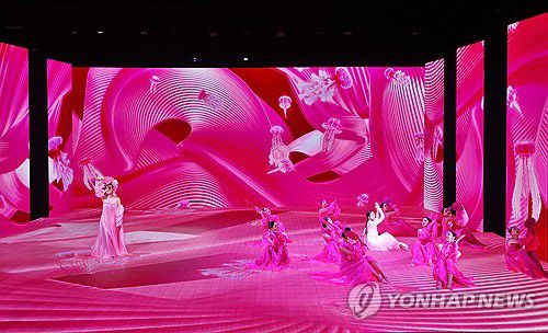 국립정동극장 연희극 '단심' 프레스콜(서울=연합뉴스) 진연수 기자 =  8일 오후 서울 중구 국립정동극장에서 열린 개관 30주년 기념 전통연희극 '단심'(單沈) 프레스콜에서 무용수들이 주요 장면을 시연하고 있다. 2025.5.8 jin90@yna.co.kr