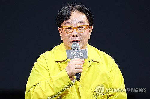 인사말 하는 정구호 감독(서울=연합뉴스) 진연수 기자 =  8일 오후 서울 중구 국립정동극장에서 열린 개관 30주년 기념 전통연희극 '단심'(單沈) 프레스콜에서 연출을 맡은 정구호 감독이 인사말을 하고 있다. 2025.5.8 jin90@yna.co.kr