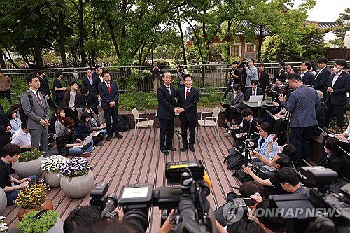 기념 촬영하는 김문수-한덕수(서울=연합뉴스) 류영석 기자 = 국민의힘 김문수 대선후보(오른쪽)와 무소속 한덕수 대선 예비후보가 8일 서울 국회 사랑재에 위치한 커피숍에서 만나 기념 촬영하고 있다. 2025.5.8 ondol@yna.co.kr