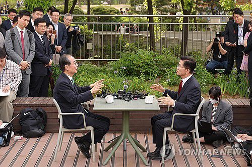 김문수-한덕수, 단일화 관련 2차 회동(서울=연합뉴스) 류영석 기자 = 국민의힘 김문수 대선후보와 무소속 한덕수 대선 예비후보가 8일 서울 국회 사랑재에 위치한 커피숍에서 후보 단일화 관련 회동을 하고 있다. 2025.5.8 ondol@yna.co.kr