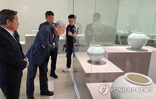 양구백자박물관 찾은 유인촌 장관(양구=연합뉴스) 8일 강원 양구군 백자박물관을 방문한 유인촌 문화체육관광부 장관이 서흥원 군수 및 지역 예술인들과 함께 작품을 둘러보고 있다. 2025.5.8 [양구군 제공. 재판매 및 DB 금지] yangdoo@yna.co.kr