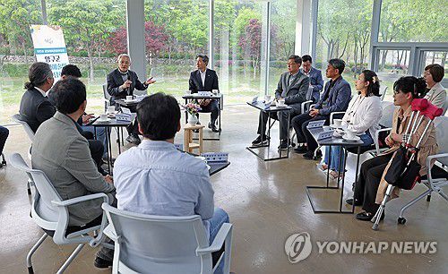 지역 예술인들 만난 유인촌 장관(서울=연합뉴스) 유인촌 문화체육관광부 장관이 8일 강원도 양구군 박수근 미술관에서 지역 예술인들을 만나 간담회를 갖고 있다. 2025.5.8 [문화체육관광부 제공. 재판매 및 DB금지] photo@yna.co.kr