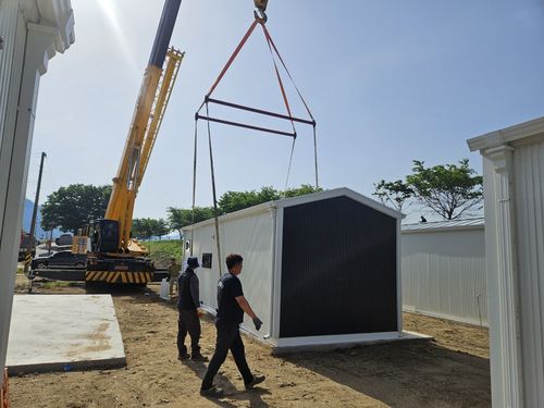 안동시 임하면 금소리에 세워지는 임시주택(안동=연합뉴스) 김선형 기자 = 8일 오전 경북 안동시 임하면 금소리에 경북 산불 이재민 임시 주택이 들어서고 있다. 2025.5.8 sunhyung@yna.co.kr