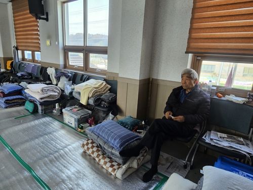 산불 당시 떠올리는 임병하 할아버지(안동=연합뉴스) 김선형 기자 = 경북 안동시 임하면 복지센터에서 임병하(81) 할아버지가 산불 피해 상황을 이야기하고 있다. 2025.5.8 sunhyung@yna.co.kr