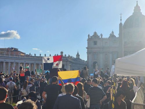 각국 국기 휘날린 바티칸(바티칸=연합뉴스) 신창용 특파원 = 8일(현지시간) 바티칸 시스티나 성당에서 새 교황 탄생을 알리는 흰 연기가 피어오르자 성 베드로 광장을 가득 메운 인파가 각국 국기를 휘날리며 환호하고 있다. 2025.05.08 changyong@yna.co.kr