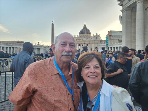 미국 텍사스에서 온 매뉴얼-조세핀 곤살레스 부부(바티칸=연합뉴스) 신창용 특파원 = 8일(현지시간) 바티칸 성 베드로 광장에서 새 교황 탄생을 지켜본 미국 텍사스 출신의 매뉴얼-조세핀 곤살레스 부부가 연합뉴스와 인터뷰 뒤 사진 촬영에 응하고 있다. 2025.05.08 changyong@yna.co.kr