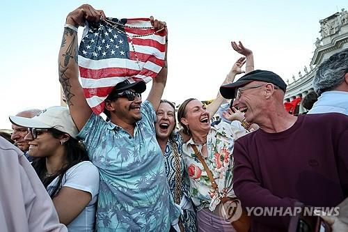 새 교황 선출에 기뻐하는 사람들[EPA=연합뉴스. 재판매 및 DB 금지]