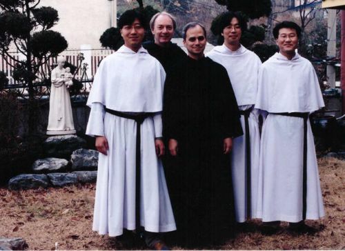 2002년에 한국 방문한 레오 14세(서울=연합뉴스) 레오 14세 교황이 2002년 성 아우구스티노 수도회 총장 신분으로 한국을 방문해 수도자들과 함께 찍은 사진. [성 아우구스티노회 수도회의 한국지부 '성 아우구스띠노 수도회' 제공. 재판매 및 DB 금지]