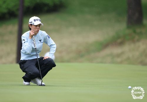 그린을 읽은 박주영.[KLPGA 제공. 재판매 및 DB 금지]