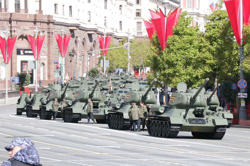 열병식 행진 대기하는 소련제 T-34 전차들(모스크바=연합뉴스) 최인영 특파원 = 9일(현지시간) 러시아 모스크바 붉은광장 인근에서 T-34 전차들이 전승절 80주년 열병식에서 행진하기 전 대기하고 있다. 2025.5.9 abbie@yna.co.kr (끝)