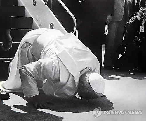 한국에 온 최초의 교황 요한 바오로 2세(서울=연합뉴스) 1984년 5월 3일 요한 바오로 2세 당시 교황이 김포공항에 도착하자마자 한국 땅에 입맞춤을 하고 있다. [연합뉴스 자료사진]
