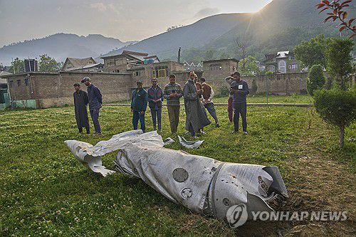 인도·파키스탄 무력 충돌7일 인도령 카슈비르 풀와마 지역에 항공기 잔해가 떨어져 있다.  [AP 연합뉴스 자료사진. 재판매 및 DB 금지]