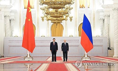 러시아 크렘린궁에서 회담한 블라디미르 푸틴 러시아 대통령과 시진핑 주석[EPA/크렘린풀 연합뉴스. 재판매 및 DB 금지]