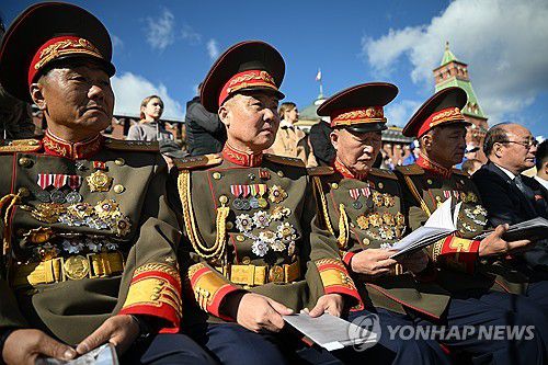 관중석에서 러시아 열병식 지켜보는 북한군 대표단[EPA/리아노보스티=연합뉴스. 재판매 및 DB 금지]