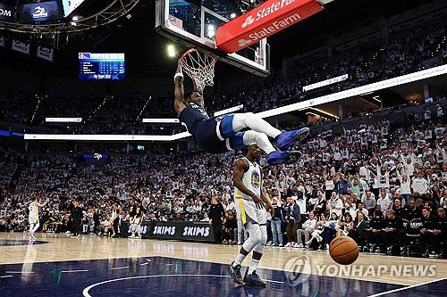 덩크하는 줄리어스 랜들[AFP=연합뉴스]