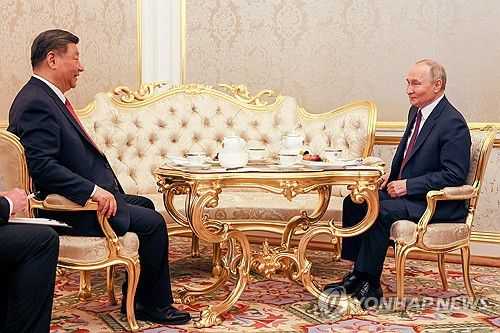 크렘린궁에서 차 마시며 대화하는 푸틴 대통령과 시진핑 주석[타스 연합뉴스. 재판매 및 DB 금지]