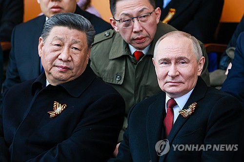 러시아 전승절 80주년 열병식 함께 지켜보는 시진핑 중국 국가주석과 블라디미르 푸틴 러시아 대통령[타스=연합뉴스. 재판매 및 DB 금지]
