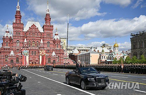 러시아 전승절 80주년 열병식에 앞서 군인들 맞이하는 안드레이 벨로우소프 러시아 국방장관[타스=연합뉴스. 재판매 및 DB 금지]