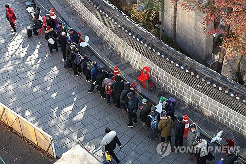 대한민국 '초고령 사회' 진입(서울=연합뉴스) 서대연 기자 = 서울 종로구 탑골공원 원각사 노인무료급식소 앞이 식사를 기다리는 어르신들로 붐비고 있다. 2024.12.24 dwise@yna.co.kr