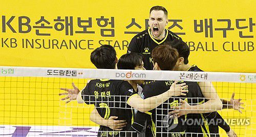 비예나 포효(의정부=연합뉴스) 김병만 기자 = 26일 경기도 의정부 경민대체육관에서 열린 도드람 2024-2025 V리그 남자부 플레이오프 1차전 KB손해보험-대한항공 경기. KB손해보험 비예나가 동료 선수들과 포효하고 있다.  2025.3.26 kimb01@yna.co.kr