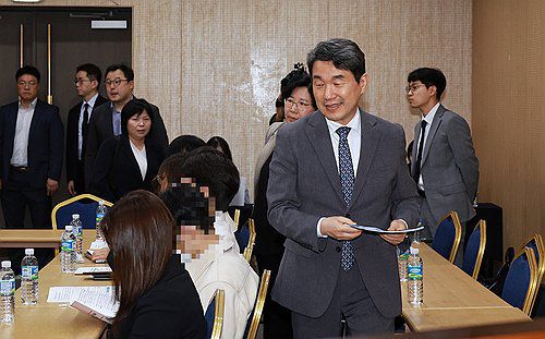 의대생 간담회에 참석하는 이주호 부총리(서울=연합뉴스) 이주호 부총리 겸 교육부 장관이 22일 서울 강남구 한국과학기술회관에서 열린 의대생과의 간담회에 참석해 자리로 향하고 있다. 2025.4.22 [교육부 제공. 재판매 및 DB 금지] photo@yna.co.kr