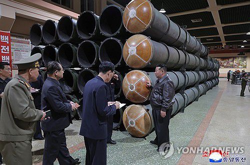 김정은 "더 많은 포탄 생산해 무력전력 확대"…군수공장 방문(평양 조선중앙통신=연합뉴스) 김정은 북한 국무위원장이 제2경제위원회 산하 중요 군수기업소를 현지지도하면서 포탄 생산과 기계공업부문 운영 상황을 살피고 "더 많은 포탄을 생산해 우리 무력의 전력 확대에 이바지해주기를 바란다"며 격려했다고 조선중앙통신이 7일 보도했다.2025.5.7      [국내에서만 사용가능. 재배포 금지. For Use Only in the Republic of Korea. No Redistribution] nkphoto@yna.co.kr