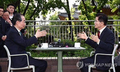 김문수-한덕수 2차 회동(서울=연합뉴스) 박동주 기자 = 국민의힘 김문수 대선후보와 무소속 한덕수 대선 예비후보가 8일 서울 국회 사랑재에 위치한 커피숍에서 만나 회동하고 있다. 2025.5.8 [공동취재] pdj6635@yna.co.kr
