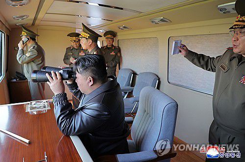 북한 김정은, 장거리포ㆍ미사일 훈련지도(평양 조선중앙통신=연합뉴스) 김정은 북한 국무위원장이 지난 8일 장거리포ㆍ미사일 체계 합동타격훈련을 지도했다고 조선중앙통신이 9일 보도했다. 2025.5.9      [국내에서만 사용가능. 재배포 금지. For Use Only in the Republic of Korea. No Redistribution] nkphoto@yna.co.kr