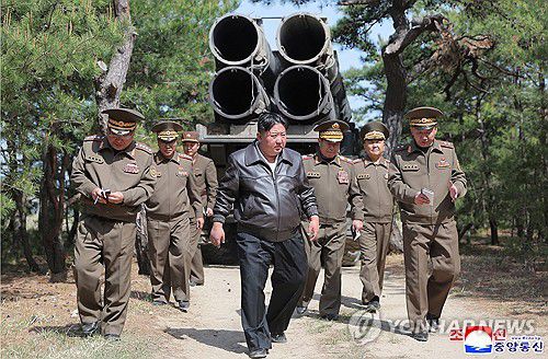 북한 김정은, 장거리포ㆍ미사일 훈련지도(평양 조선중앙통신=연합뉴스) 김정은 북한 국무위원장이 지난 8일 장거리포ㆍ미사일 체계 합동타격훈련을 지도했다고 조선중앙통신이 9일 보도했다. 2025.5.9      [국내에서만 사용가능. 재배포 금지. For Use Only in the Republic of Korea. No Redistribution] nkphoto@yna.co.kr
