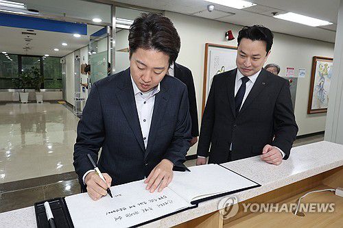 교총 방명록 작성하는 이준석 대선 후보(서울=연합뉴스) 임화영 기자 = 개혁신당 이준석 대선 후보가 9일 서울 서초구 한국교원단체총연합회(교총)에서 강주호 교총 회장과의 면담에서 앞서 방명록을 작성하고 있다. 2025.5.9 hwayoung7@yna.co.kr