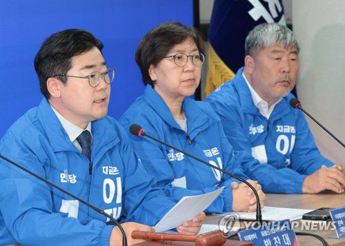 발언하는 박찬대 총괄선대위원장(서울=연합뉴스) 김인철 기자 = 더불어민주당 상임총괄선대위원장인 박찬대 원내대표(왼쪽)가 9일 서울 여의도 민주당 중앙당사에서 열린 중앙선거대책위원회의에서 발언하고 있다. 2025.5.9 yatoya@yna.co.kr