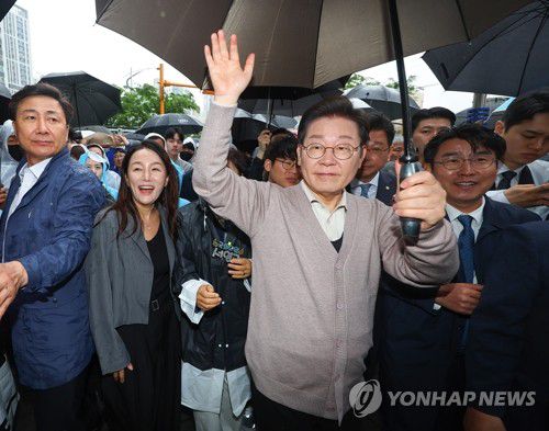 경주 골목골목 경청투어 나선 이재명 후보(경주=연합뉴스) 김도훈 기자 = 더불어민주당 이재명 대선 후보가 제3차 골목골목 경청투어로 경북지역 방문에 나선 9일 경북 경주시 한 거리에서 주민들에게 인사하고 있다. 2025.5.9 superdoo82@yna.co.kr
